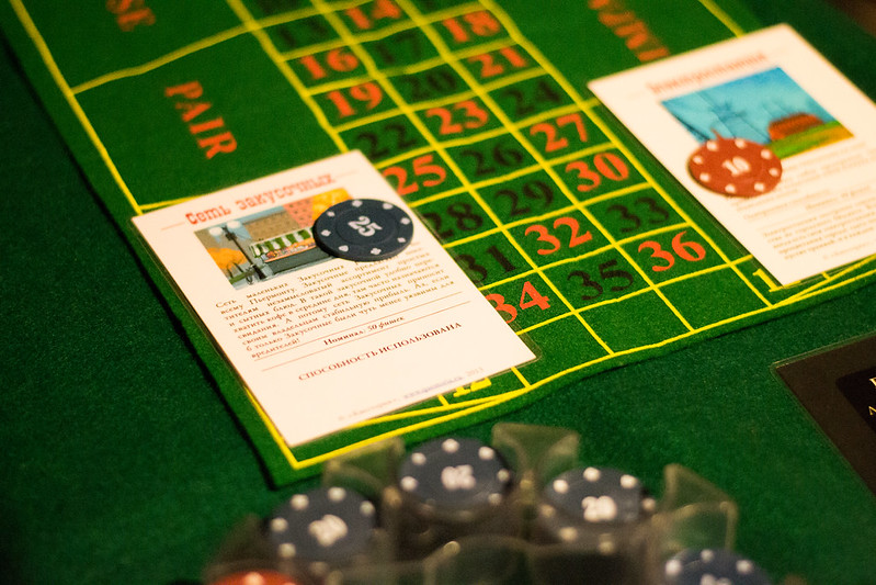 Ведущий развлекает гостей на корпоративе в Озёрске