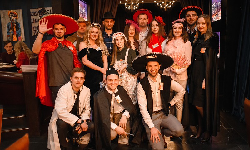 Корпоратив на Новый год в Озёрске — празднично украшенный банкетный зал